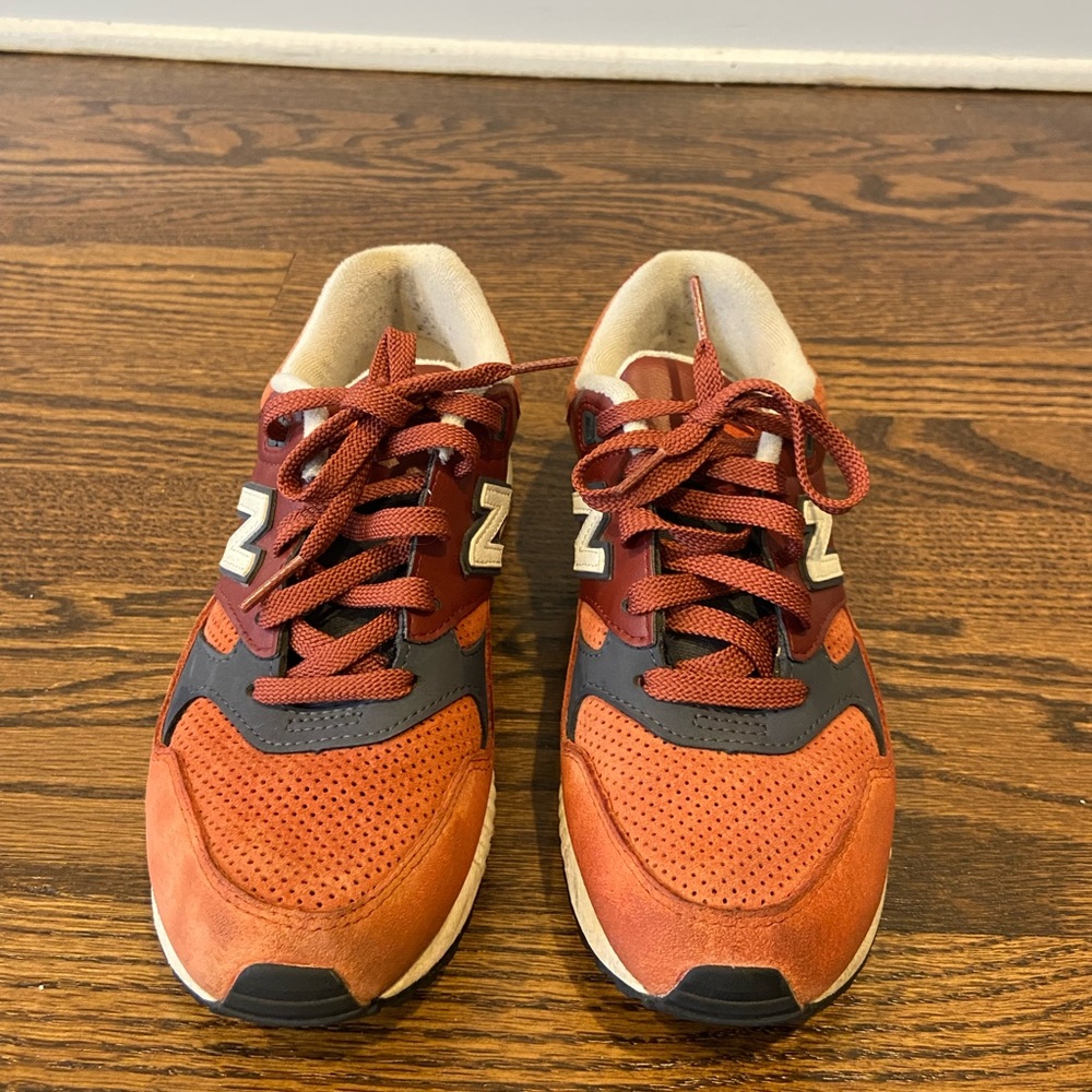 {{New Balance}} 530 Rust Orange and Navy Sneakers